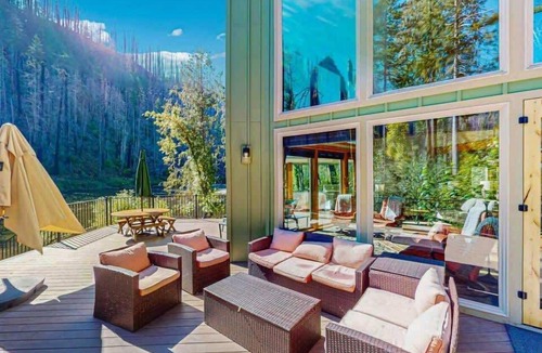 Vida House | Fully rebuilt riverfront home with deck, fireplace, & W&D - dog-friendly