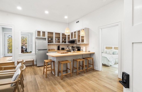 Green Lake Apartment | Fully Updated 2 Bedroom Apartment in Downtown - Just Steps Away from Green Lake