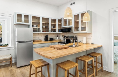 Green Lake Apartment | Fully Updated 2 Bedroom Apartment in Downtown - Just Steps Away from Green Lake