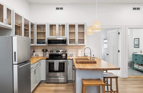 Green Lake Apartment | Fully Updated 2 Bedroom Apartment in Downtown - Just Steps Away from Green Lake