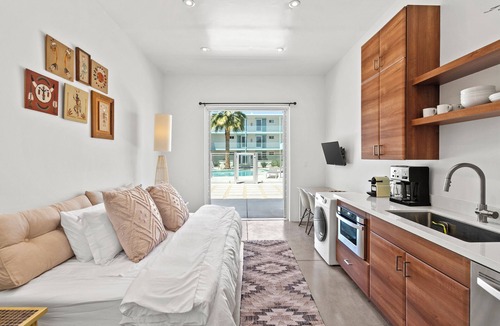 Roosevelt Apartment | Funky Pool Side Cabana in DTPHX