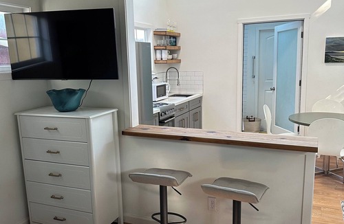 Westside Santa Cruz Cottage | Furnished Loft Unit Near Mission Hill – Utilities Included!