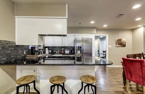 Arlington House | "Game Day Getaway" - Walk to Stadiums! Hot Tub! Shuffleboard!