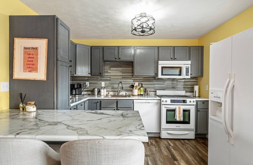 South Bend House | Game Room - Firepit - V-ball -10 min to Notre Dame