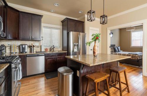 King House | Garfield 2BR - New Build - Foodie-Friendly Stay