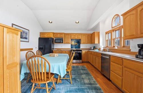 Garibaldi House | Garibaldi's Best! Sleeps 10 on the shore of Tillamook Bay!