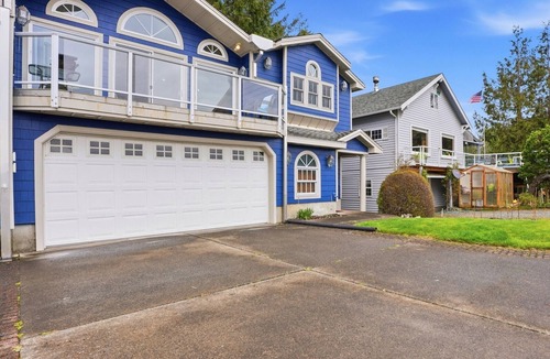 Garibaldi House | Garibaldi's Best! Sleeps 10 on the shore of Tillamook Bay!