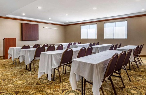 Warren Hotel | Garner Hotel Warren Northwest by IHG