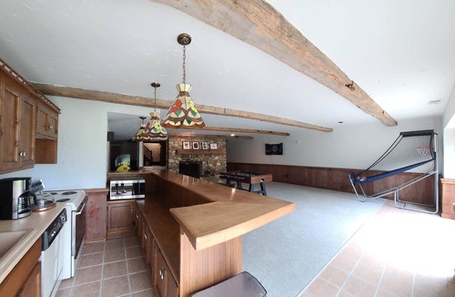 Mukwonago House | Gathering Table Retreat -Secluded farmhouse with pool & pond