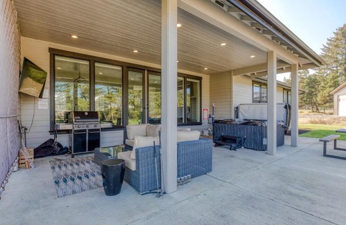 Surf Pines House | Gearhart Getaway - Gated Community Home w/Hot Tub, Walk to Beach