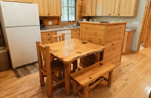 Siren Cabin | Genuine Log Cabin with large yard in a small quaint town across from Fish Lake
