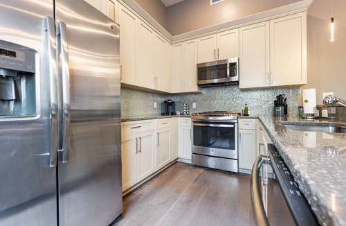 Arts/Warehouse District Condo | ✨GLAM MEETS DOWNTOWN HISTORIC CHARMER✨Spacious Corner Condo with Sleeper Sofa | The Stella