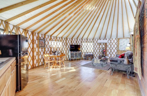 Newport Cottage | Glamping W/mountain Views! Newport Yurt Retreat!