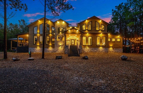 Pickens Cabin | Glow Mini Golf/Pool Table/Patio Oasis/Game Room!