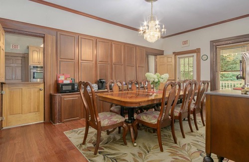 Newaygo Apartment | Gold Room at Newaygo Bed & Breakfast