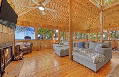 Miami Park House | Golden Hour Lakefront Retreat - Fire Pit - Pets