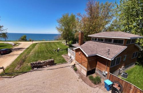 Miami Park House | Golden Hour Lakefront Retreat - Fire Pit - Pets