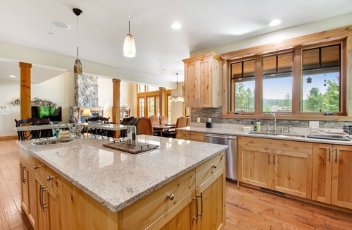 Cle Elum Cabin | Golf-course-view cabin with hot tub, firepit, & grill - near hiking/biking