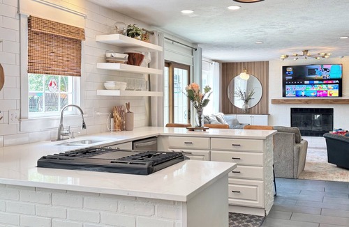 Bloomington House | Golf Simulator, hot tub, best location!