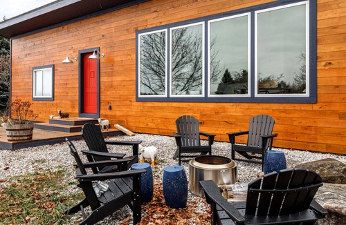 Williamsburg Cabin | 🐎 Gorgeous 6BDR Farmhouse w/ Stables & 3 Paddocks ➠ 9246!