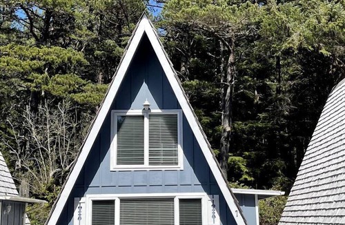 Otter Rock Cabin | Gorgeous A-Frame by the Beach in Otter Rock, Oregon