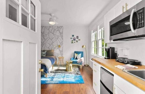 Touro Apartment | Gorgeous Garden District Studio |Gated Parking