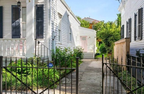 Touro Apartment | Gorgeous Garden District Studio |Gated Parking