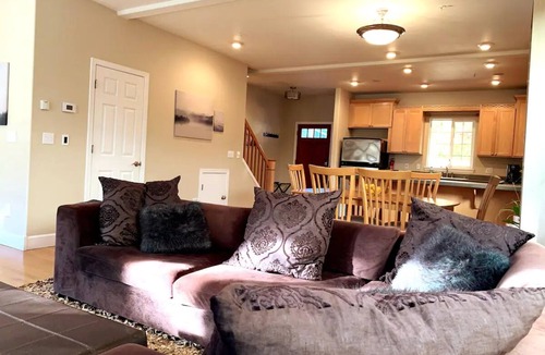 Orenco House | Gorgeous home in the heart of Orenco, close to Intel, Nike, perfect for groups!