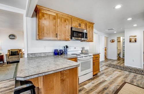 Garibaldi House | Gorgeous home overlooking the bay near a boat launch - dog-friendly