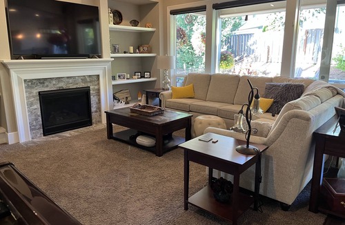 Wilsonville House | Gorgeous Home with River Access, Outdoor living, Hot Tub & Close to Wine Country