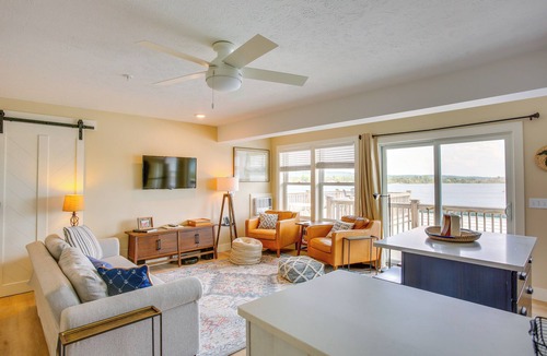 Onekama Condo | Gorgeous Onekama Condo w/Pool & Lake Access!