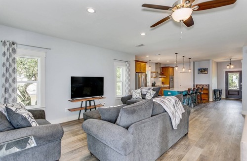Gulf Breeze House | Gorgeous Waterfront House On The Sound | New Pool | Large Dock & Boat Lift | Covered Parking