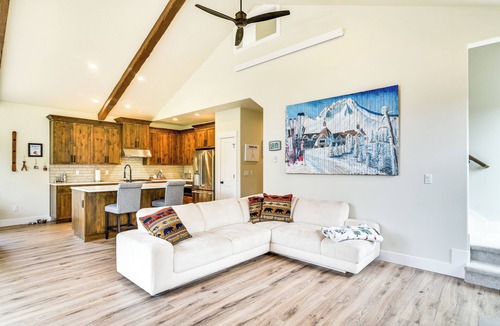 Government Camp Cabin | Government Camp Vacation Rental w/Private Hot Tub
