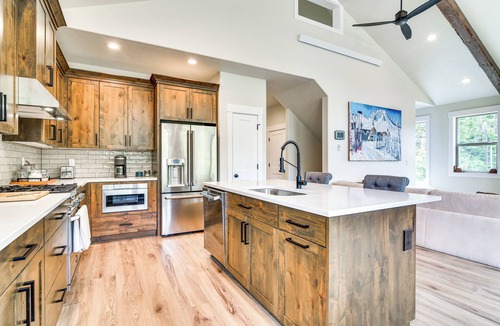 Government Camp Cabin | Government Camp Vacation Rental w/Private Hot Tub