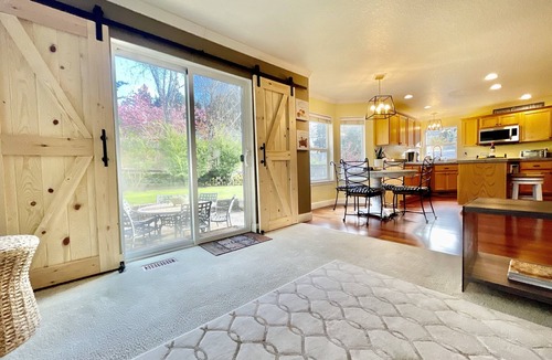 Beaverton House | Grand Entryway Vaulted ceiling near Nike Intel 7 beds w/10% Discount for 7 Days