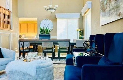 Beaverton House | Grand Entryway Vaulted ceiling near Nike Intel 7 beds w/10% Discount for 7 Days