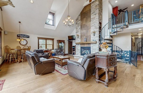 Tomahawk House | Grand Tomahawk Lodge