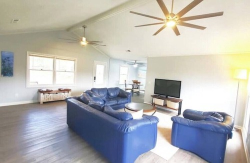 Dothan House | Great for Extended Stay- 12 ft ceiling- Open Space -4 bedroom/5 beds