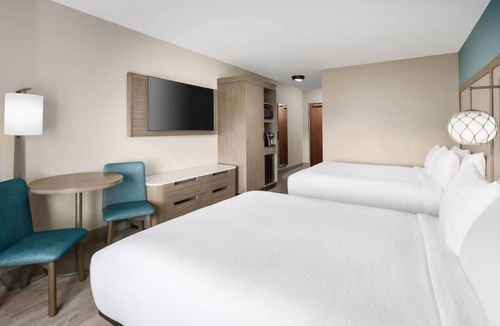 Marathon Hotel | Great Location! 2 Convenient Rooms, FREE Breakfast, Outdoor Pool