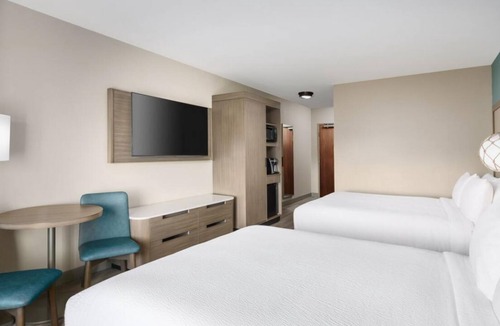 Marathon House | Great Location! 3 Comfortable Units, Free Breakfast, On-Site Bar and Restaurant