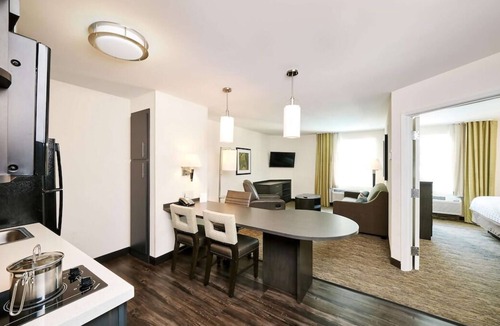 Southfield House | Great Relaxing Overnight Stay! 4 Spacious Rooms w/ Kitchen! Free Parking