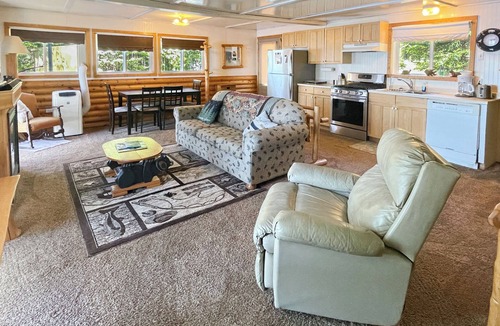 Park Falls Cabin | Green Tree Getaway on Blockhouse Lake