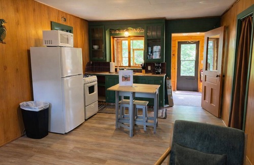 Woodruff Cabin | Gresham Shores - Woodies Perch - PET FRIENDLY