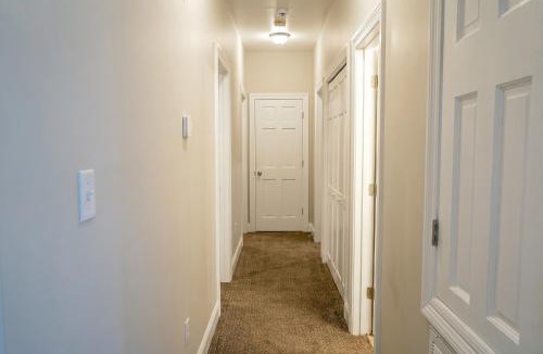 Kreole Apartment | Ground Floor, 3BR Sleeps 8, Near Ingalls and Chevron -F-