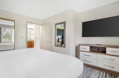 Mishawaka Hotel | Group-Friendly Bedroom Unit Ideal for Exploring Michigan City Area Beaches