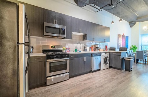 Near South Side Apartment | Group Friendly Spacious 3BR Suite with Optional Parking and Gym Access Sleeps 10 Guest Near McCormick Place and Soldier Field