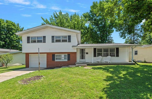Springfield House | Group Getaway 5BR/2BA Lake Springfield Sleeps 14 Fire Pit & BBQ