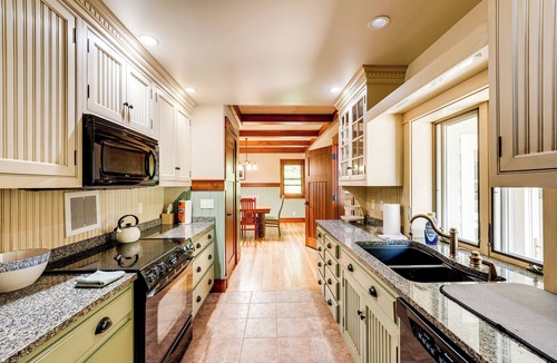 Free Soil House | Group Getaway on Hamlin Lake: Fire Pit & Dock!