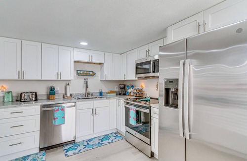 Gulf Breeze Cottage | Gulf Breeze Home w/Deck: Walk to Public Boat Ramp