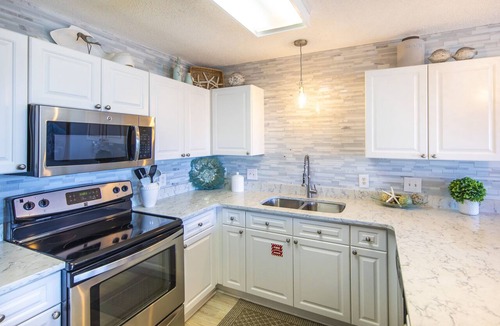 Gulf Place Condo | Gulf View! Pool, Tennis, Private beach access, elevator + shops/restaurants